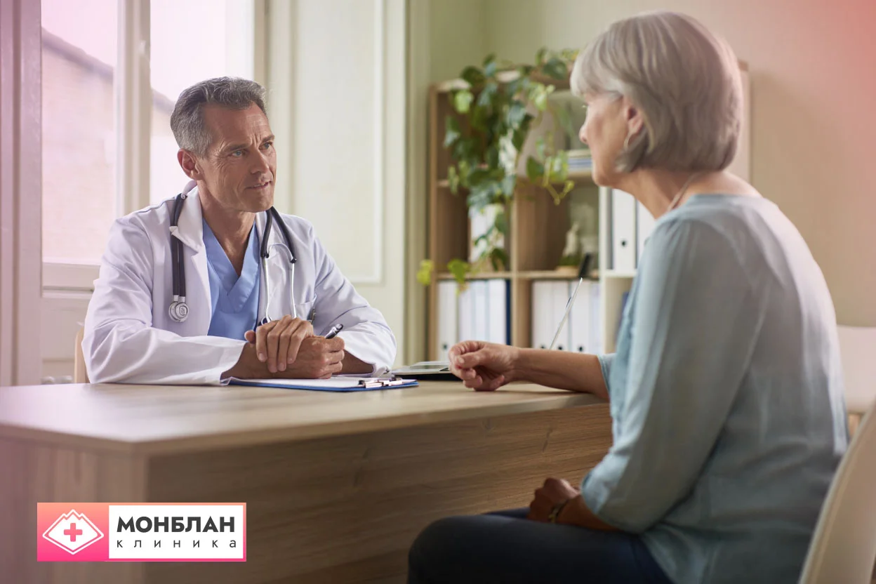Услуга - капельница «Лаеннек» Женщина консультирется с врачем перед капельницей «Лаеннек»