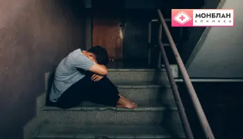 Депрессия — это один из полюсов биполярного расстройства. Парень сидит на лестнице - депрессия