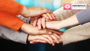 Семья и поддерживающие человека близкие - важная часть ухода за пациентом. Люди кладут руки на нуки друг друга - поддержка семьи