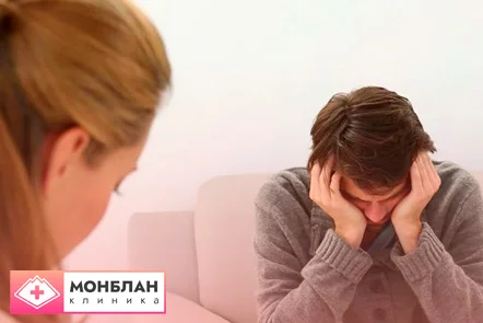 Надломленному мужчине оказыввают скорую психиатрическую помощь